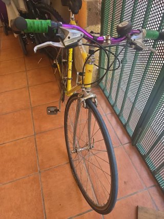 Bicicleta de carretera amarilla