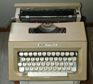 Máquina de escribir Olivetti Lettera 25