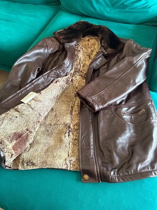 Abrigo de piel marrón para caballero.