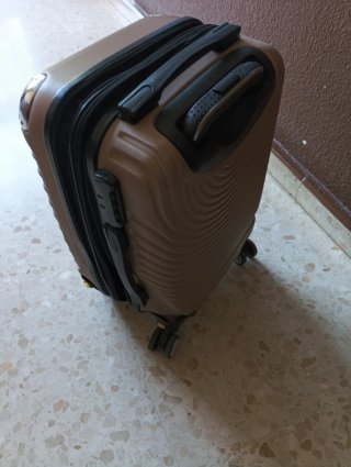 Maleta de viaje marrón y negra