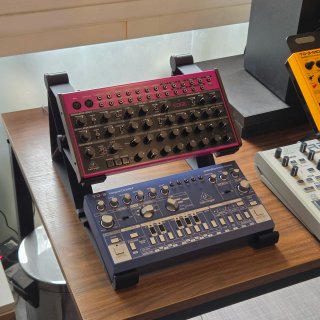 Soporte Behringer para sintetizadores