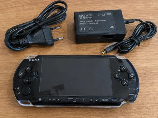 Sony PSP 2000 Negra + Cargador