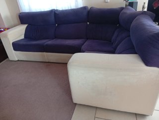 Sofá rinconero 4 plazas morado y blanco