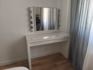 Tocador Malm con espejo y luces