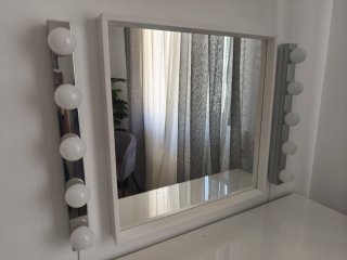 Tocador Malm con espejo y luces