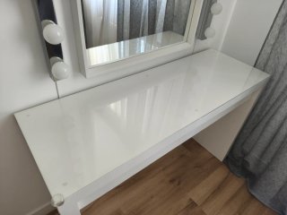 Tocador Malm con espejo y luces