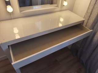 Tocador Malm con espejo y luces