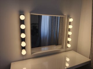 Tocador Malm con espejo y luces