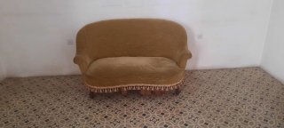 Sofá antiguo pequeño para restaurar