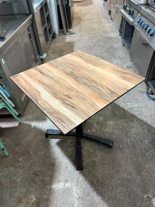 Mesa de comedor con tapa de madera