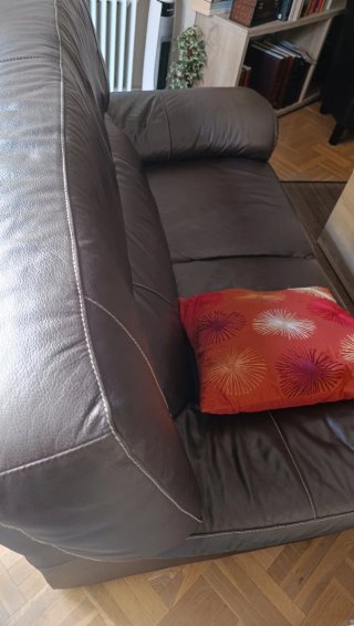 Sofá de piel marrón