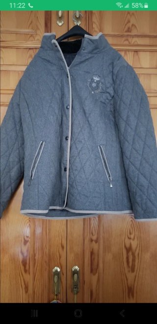 Cazadora acolchada gris Talla 46