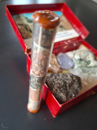 Raro box Eruzione Vesuvio 1944, con rocce e ceneri