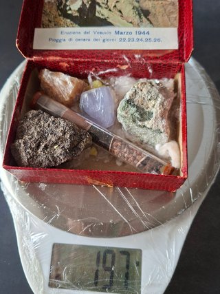 Raro box Eruzione Vesuvio 1944, con rocce e ceneri