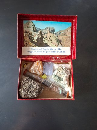 Raro box Eruzione Vesuvio 1944, con rocce e ceneri