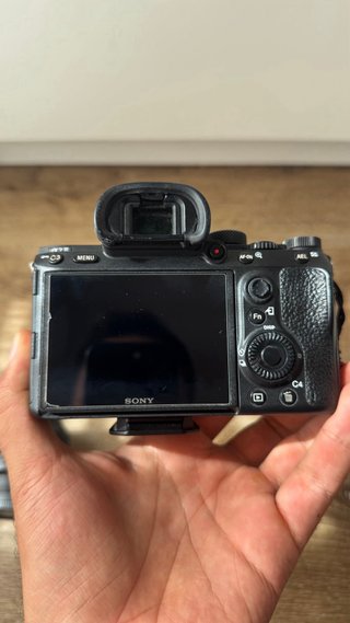 Sony A7 III + Lente FE 1.8/50 + Cage