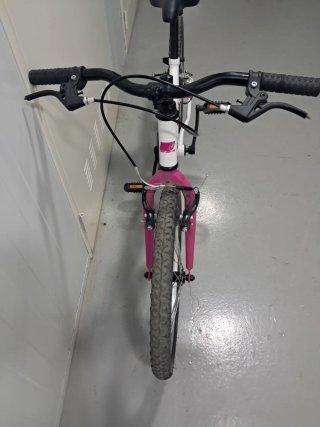 Bicicleta infantil blanca y rosa