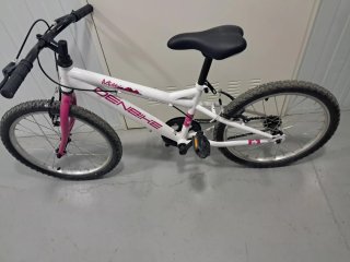 Bicicleta infantil blanca y rosa
