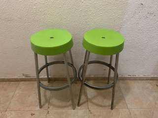 Taburetes verdes y plateados