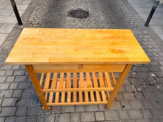 Mesa de cocina de madera con ruedas