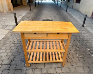 Mesa de cocina de madera con ruedas