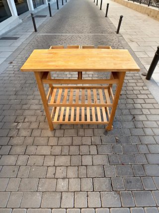 Mesa de cocina de madera con ruedas