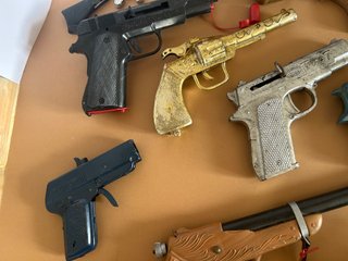 Lote antiguo de pistolas y metralletas de juguete