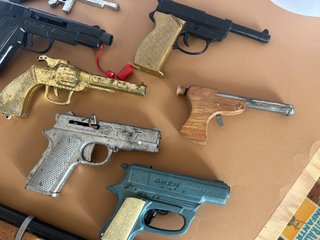 Lote antiguo de pistolas y metralletas de juguete