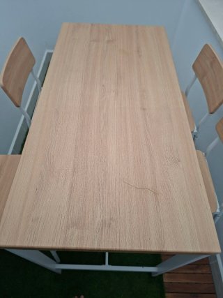 Mesa alta y 4 taburetes madera y metal.
