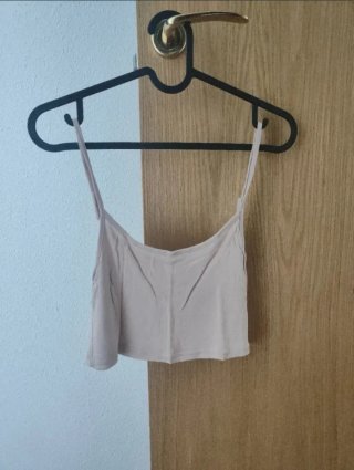 Camiseta rosa pastel Stradivarius brillos dorados