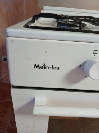 Cocina de gas blanca con horno