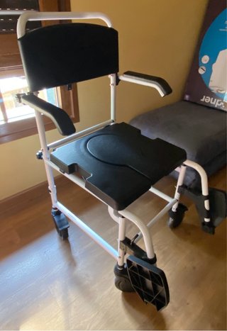 Silla de ducha con ruedas