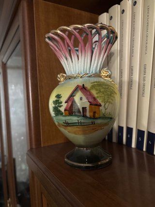 Vasi antichi decorati con paesaggio