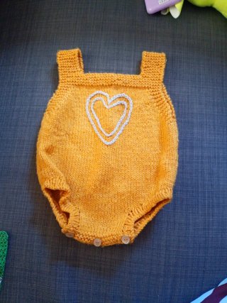 Peto de lana amarillo con corazón hecho a mano