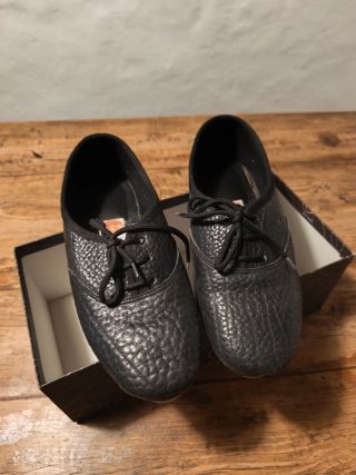 Zapatos de claqué negros.