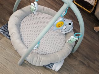 Gimnasio para bebé con peluches