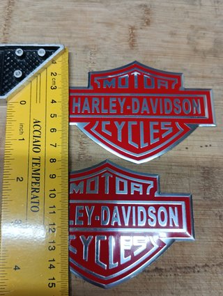 2 Emblemas Harley Davidson Rojo Aluminio