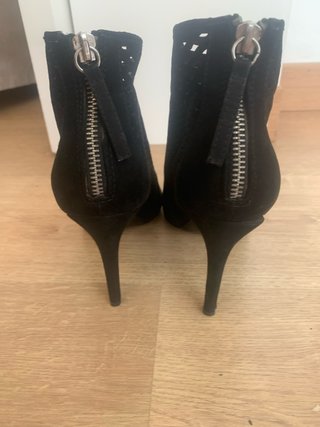 Botín tacón negro con calados talla 40