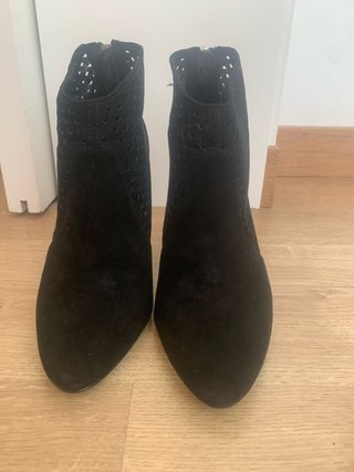 Botín tacón negro con calados talla 40