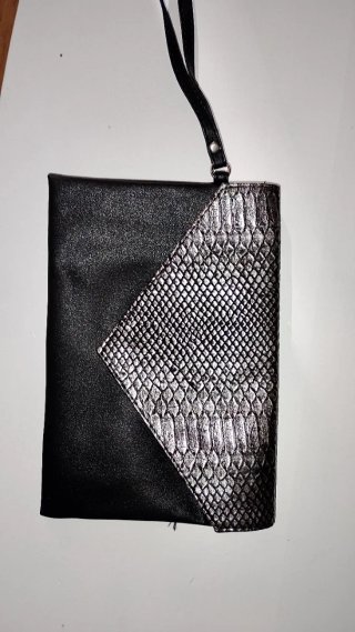 Bolsito negro y plateado