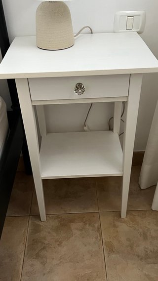 2 Mesitas de noche blancas de madera