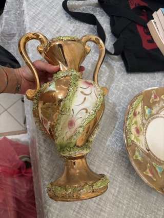 Vaso decorato con piatto in ceramica