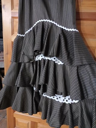 Falda campera volantes y puntilla