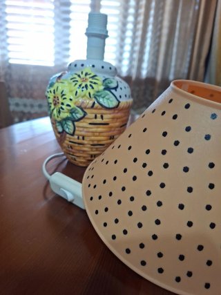 Lampada con girasoli e api in ceramica