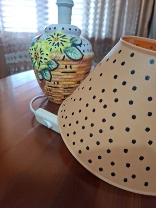 Lampada con girasoli e api in ceramica