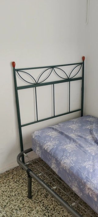 Cabecero de metal verde con detalles rojos