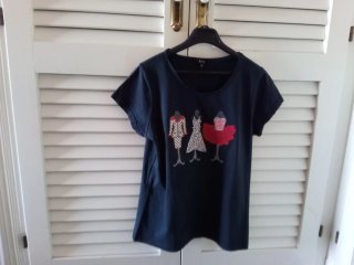 Camiseta azul con adornos de fiesta