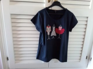 Camiseta azul con adornos de fiesta