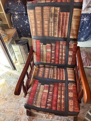 Sillón antiguo estampado libros