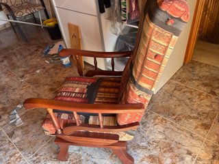 Sillón antiguo estampado libros